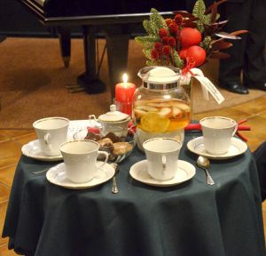 Na słuchaczy koncertów w Saloniku Czterech Muz w Obornikach Śląskich zawsze czeka bardzo smaczna herbata i kawa. Fot.Waldemar Marzec.